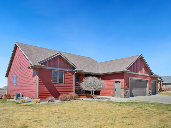 221 W Palmer Cir, Aberdeen, SD 57401