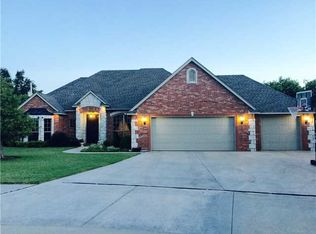 2821 Chisholm Trail Ln, Moore, OK 73160