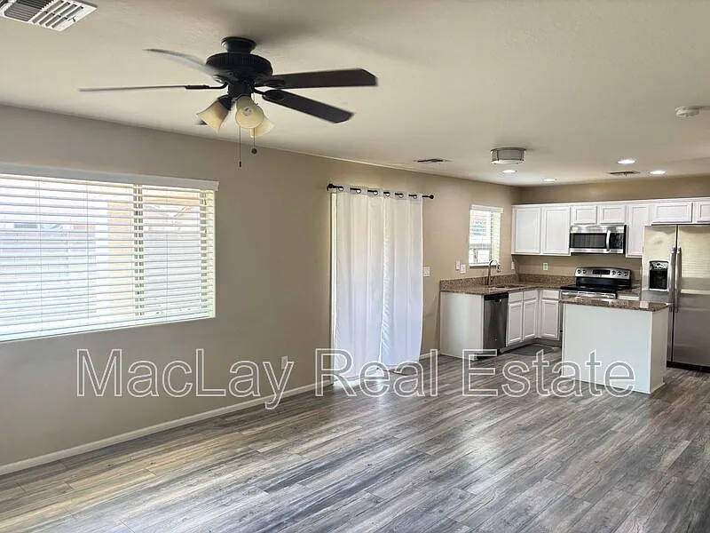 3 bed, 2.5 bath, 1499 sqft, $1,950 — Photo 3