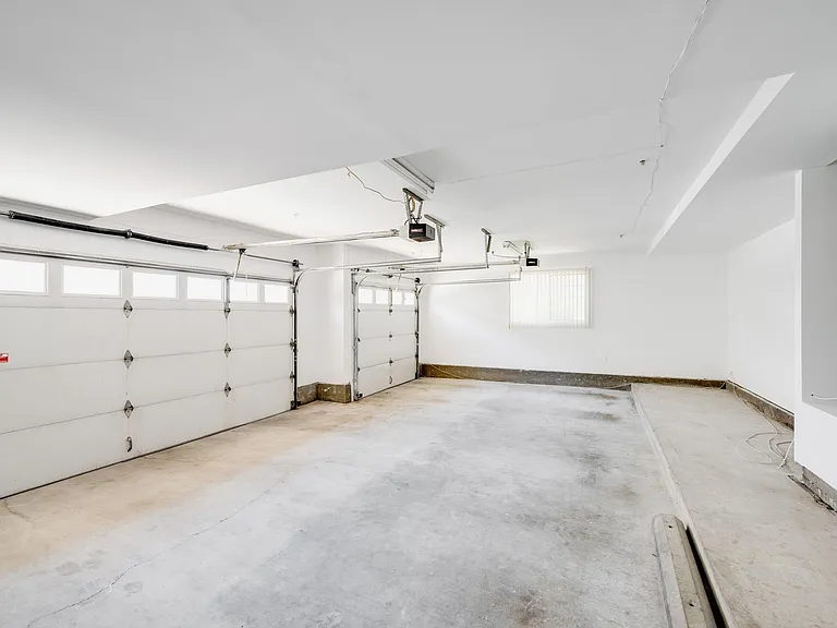 1011 Thompson Ave #C — Photo 23