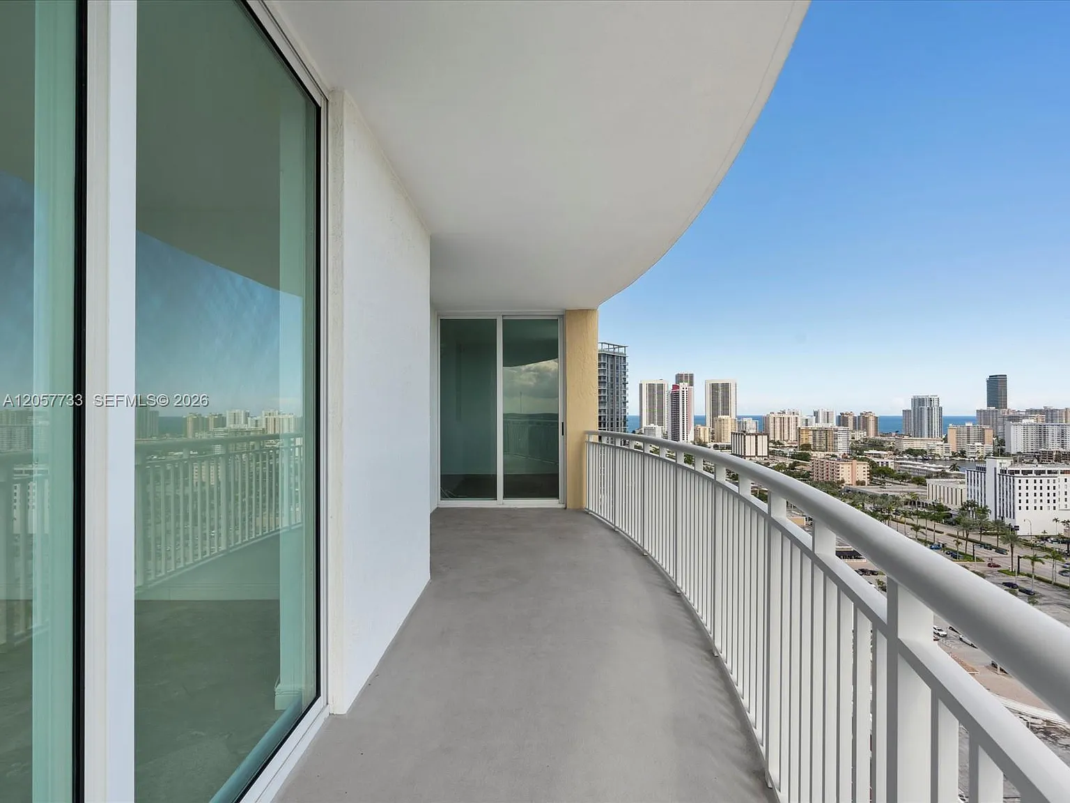 Duo Condominium West — Photo 2