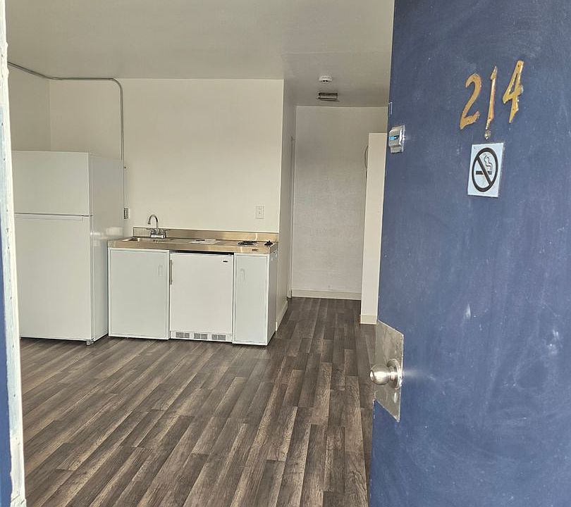 2nd image of 905 W Broadway Ave #214