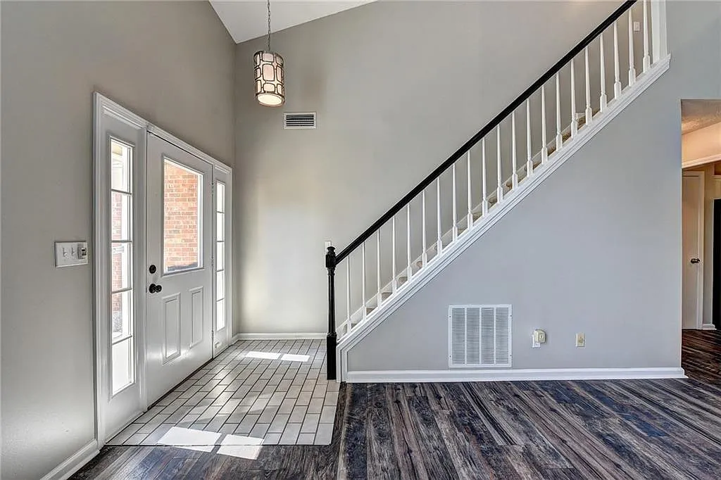3 bed, 2.0 bath, 2456 sqft, $2,750 — Photo 2