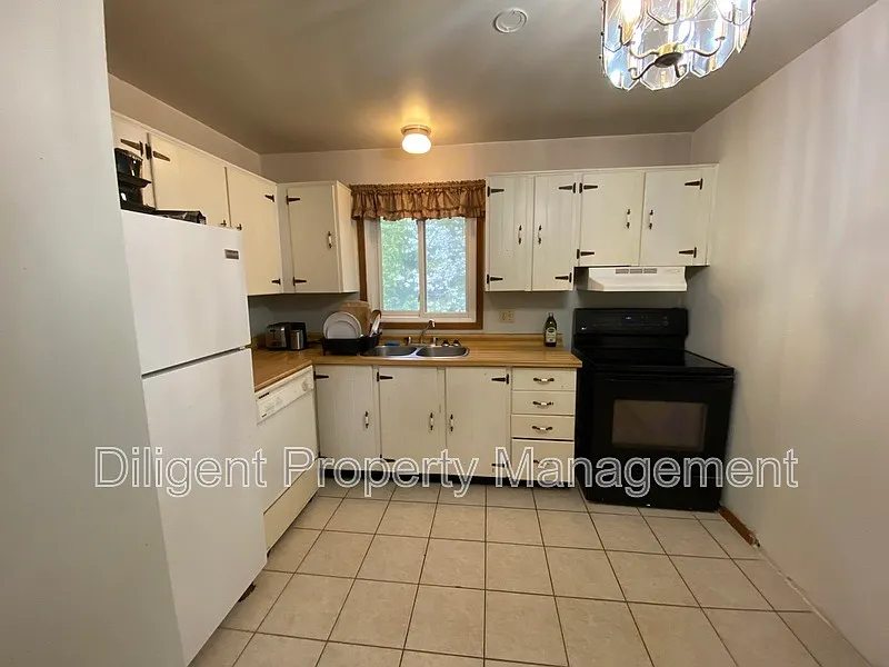 3 bed, 2.0 bath, $575 — Photo 3