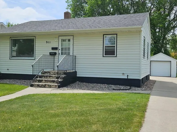 911 16th St N, Moorhead, MN 56560