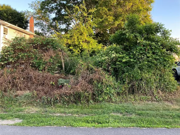 Trafalgar Drive, Shirley, NY 11967