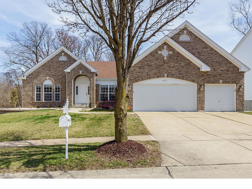 1st image of 932 Bellerive Manor Dr