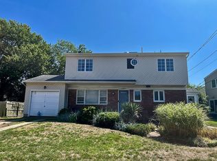 957 Cedarhurst St, Valley Stream, NY 11581