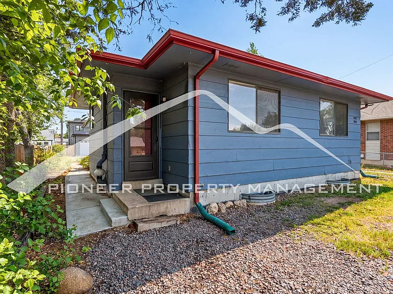 2902 W Short Pl — Photo 2
