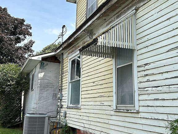 3rd image of 305 E Thomas Ave