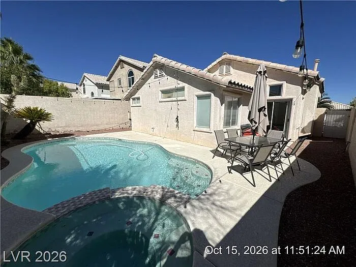 3 bed, 2.0 bath, 1315 sqft, $2,337 — Photo 2