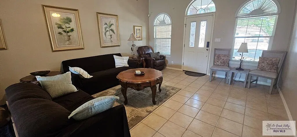 3 bed, 2.0 bath, 1498 sqft, $2,400 — Photo 4