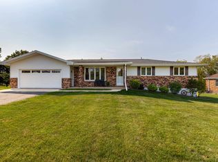 8898 Quail Ridge Ct, Dubuque, IA 52003