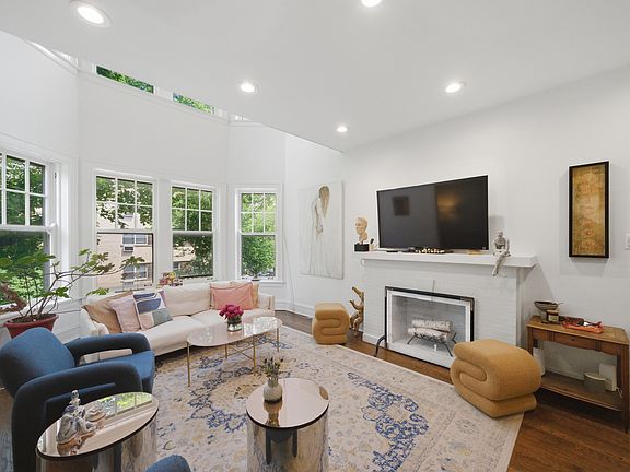 3rd image of 2948 N Pine Grove Ave #2