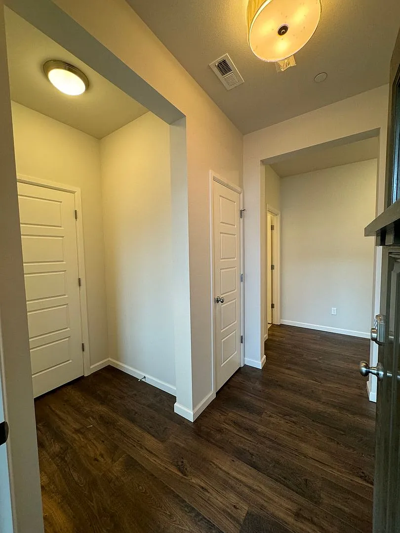 Spacious Condo - Large Garage and Private Patio — Photo 4