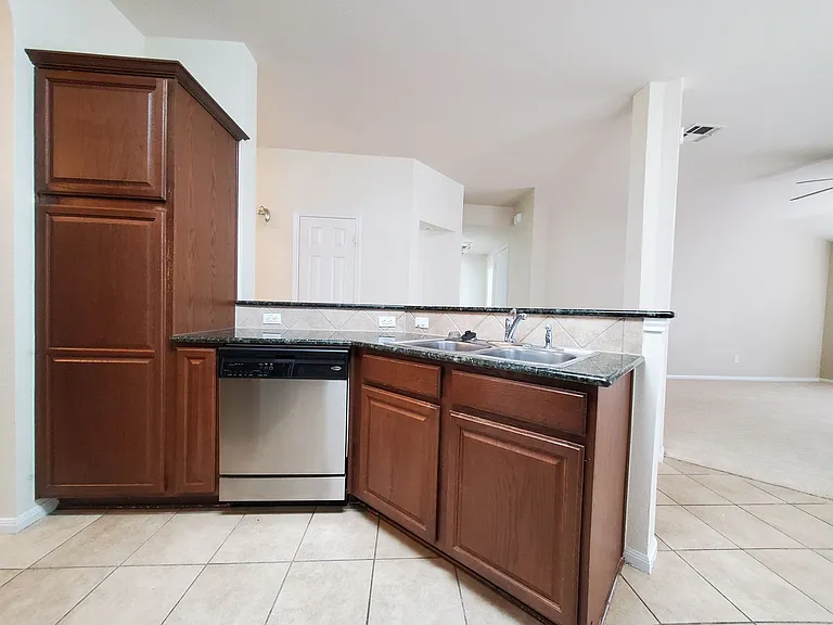 6304 Taree Loop — Photo 7