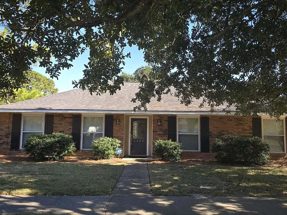 1324 Rue Desiree