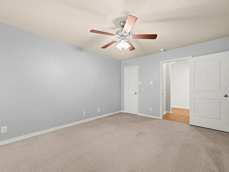 3rd bedroom w/full bathroom