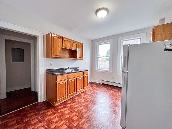 5th image of 451-455 Edgewood St #202