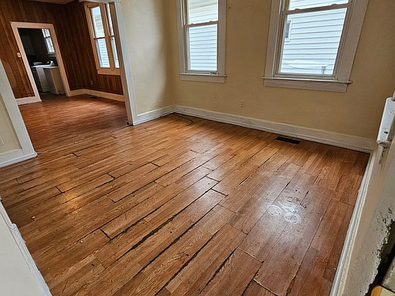 2nd image of 1422 E Illinois St