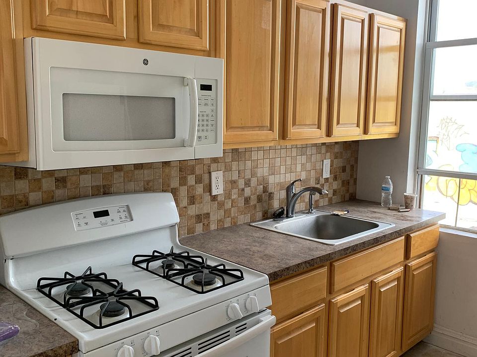 1st image of 690 Bay St Floor 2
