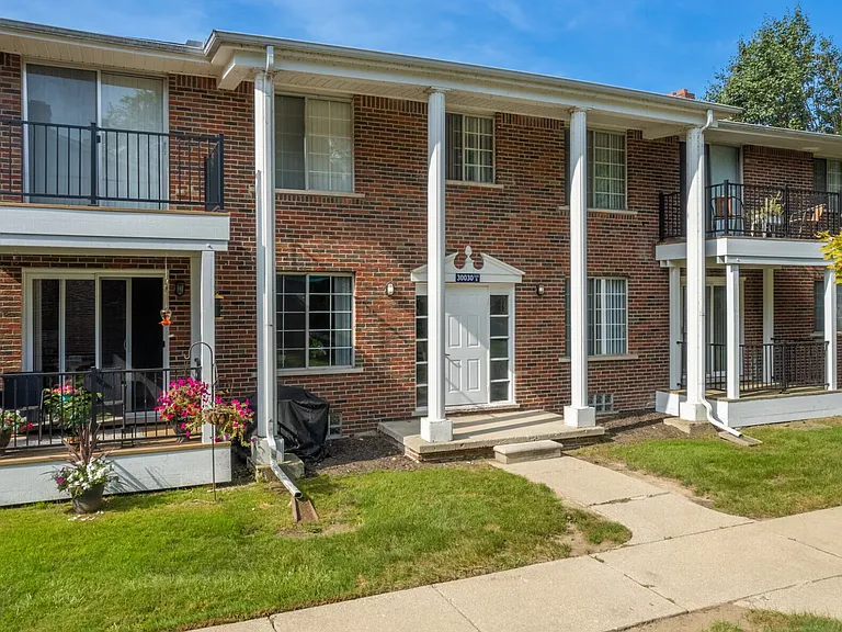 Gibraltar Pointe Apartments — Photo 5