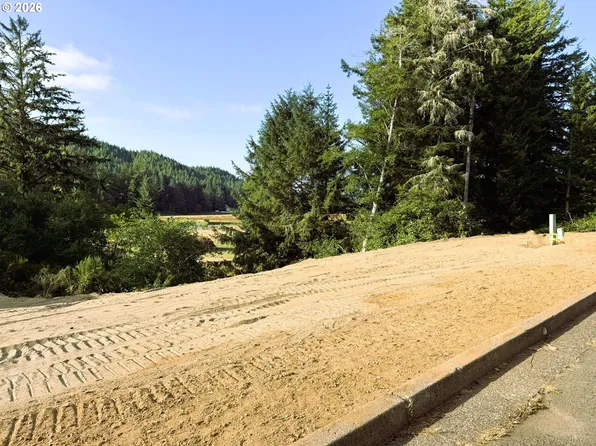 806 Golden Rod Ct, Reedsport, OR 97467