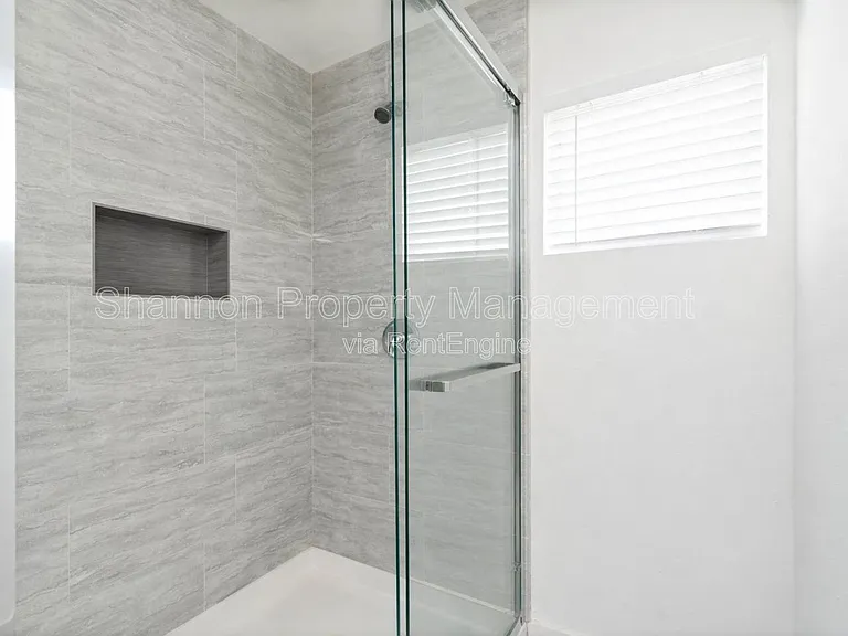 906 Andrews St — Photo 18