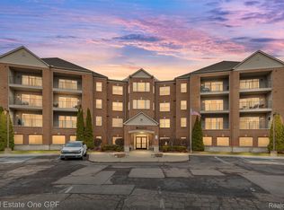 2316 Country Club Dr #33, Saint Clair Shores, MI 48082