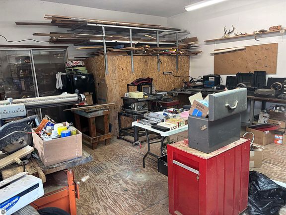 4th image of 1024 N Huron Rd