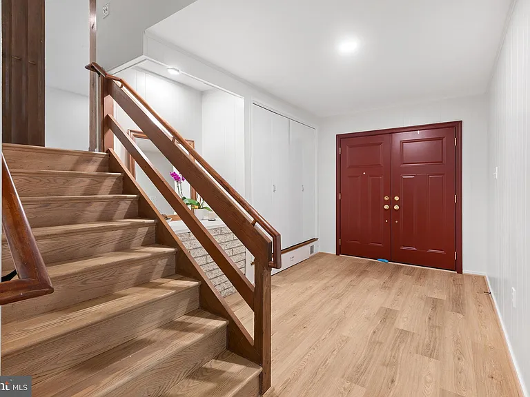 1222 Noyes Dr — Photo 5