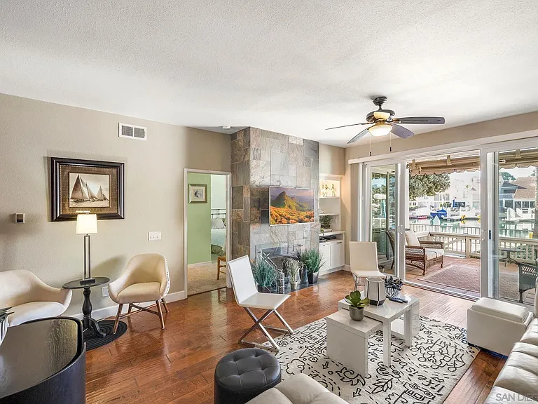 69 Kingston Ct W — Photo 2