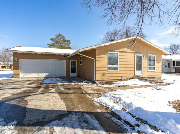 211 Franklin Ave, Larimore, ND 58251