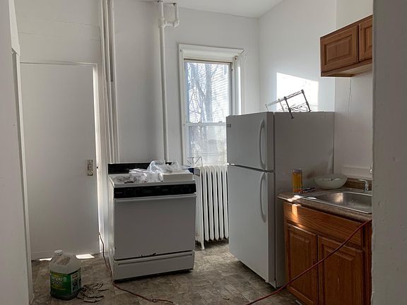 5th image of 63 Oak St APT 1R