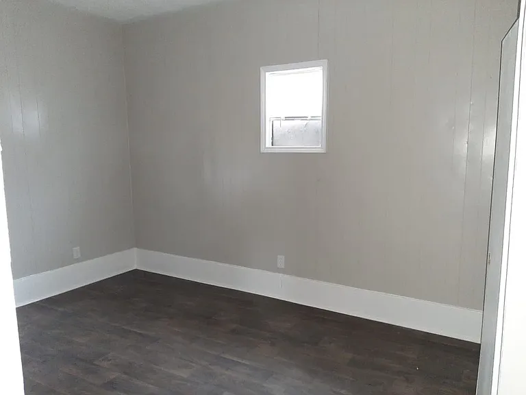 932 Dallas Ave — Photo 5