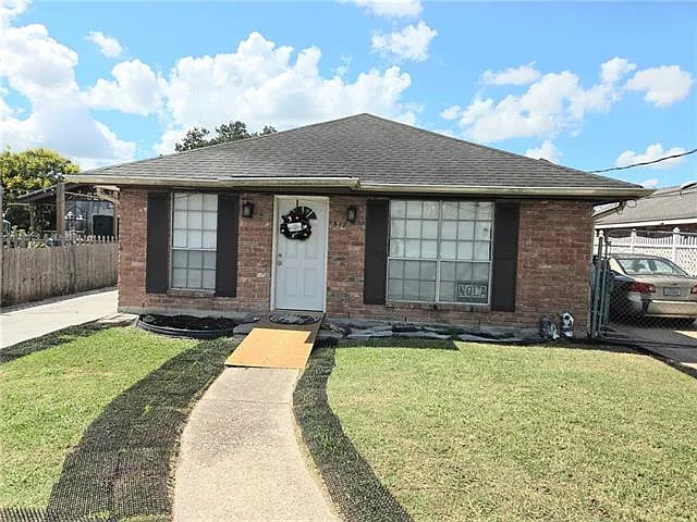 3 bed, 1.0 bath, 1400 sqft, $1,800 — Photo 1