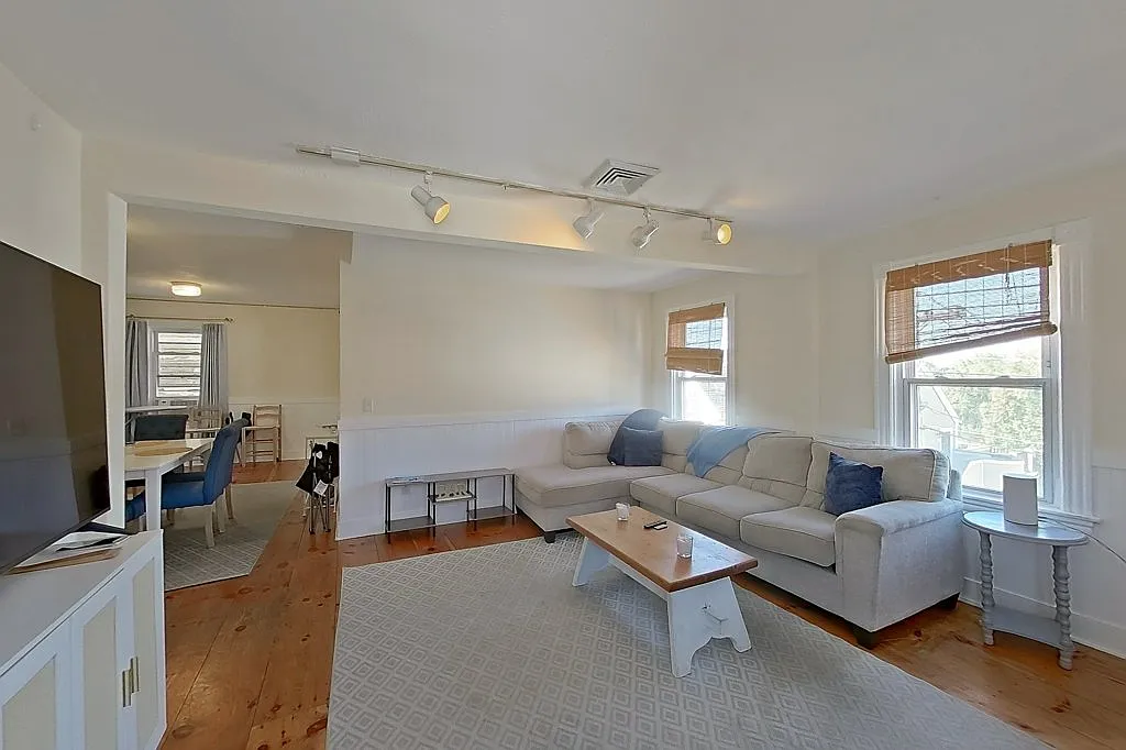 3 bed, 1.5 bath, 1200 sqft, $3,300 — Photo 3