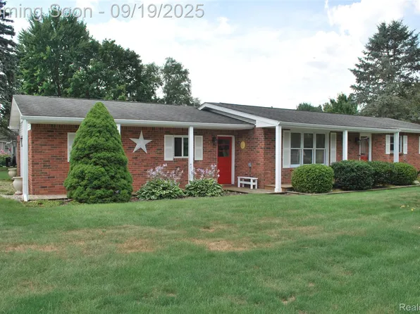 68 Meadow Ln, Lapeer, MI 48446