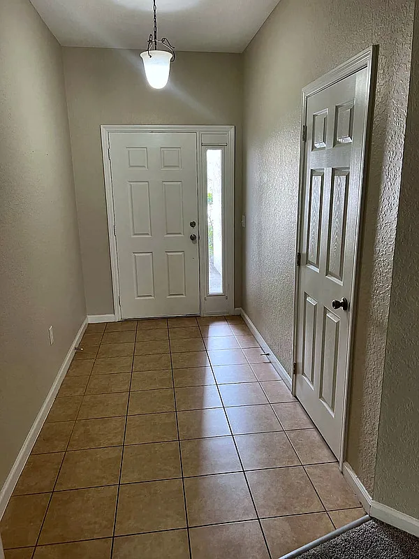 3 bed, 3.0 bath, 1710 sqft, $2,300 — Photo 2
