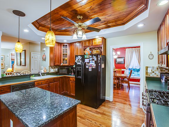 Gas range, wood floors!