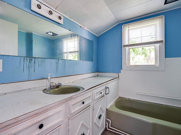 5th image of 215 Alaska St