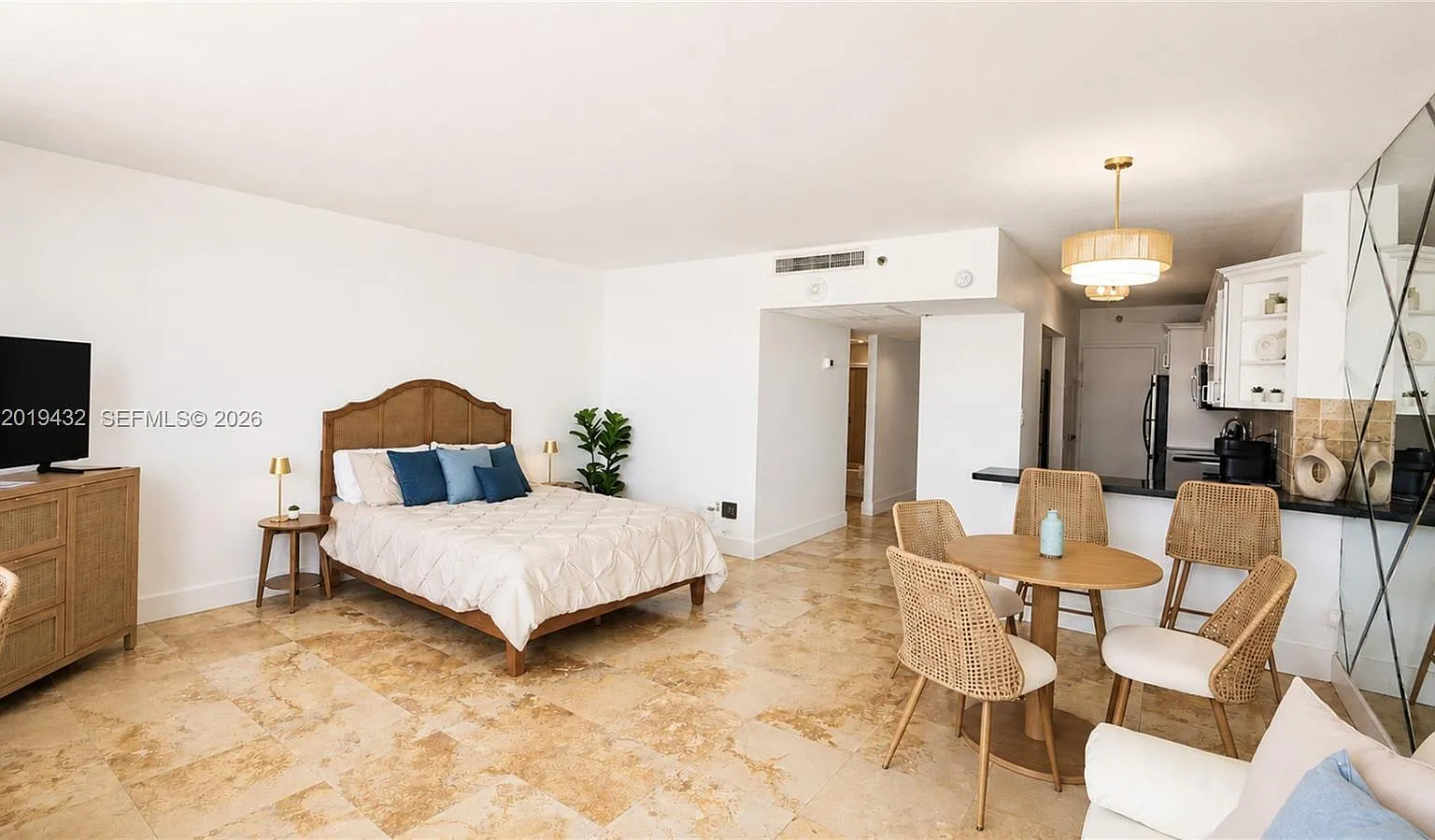 The Decoplage Condo — Photo 4