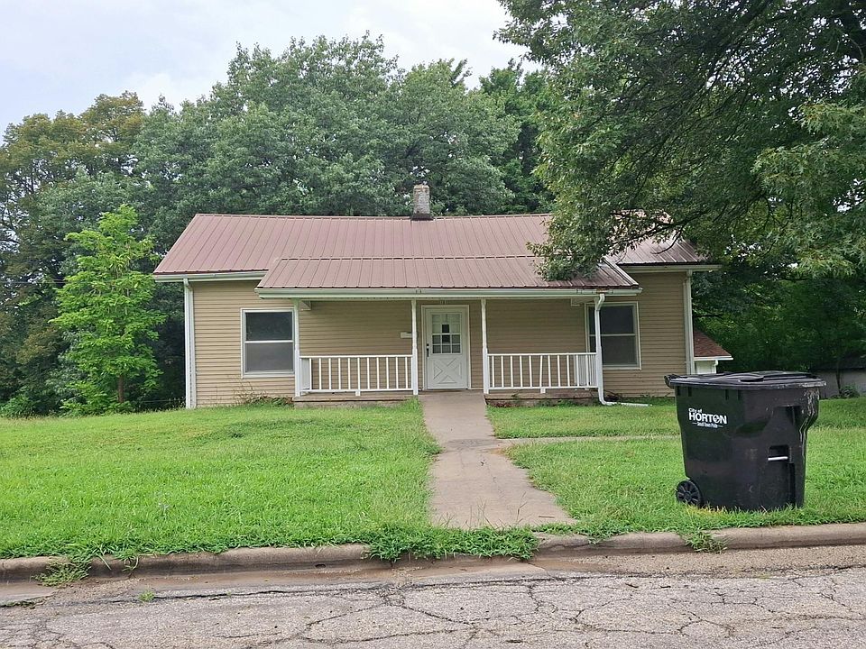 1st image of 1015 3rd Ave W