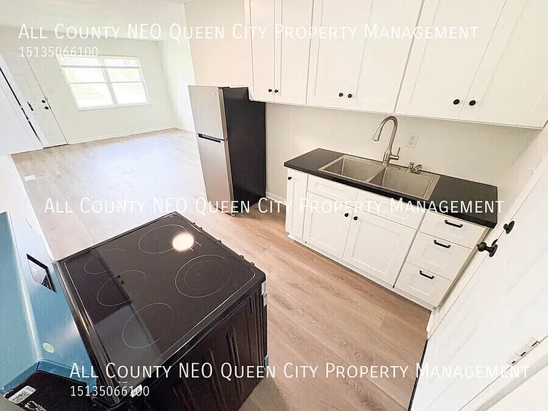2725 McCall St — Photo 8