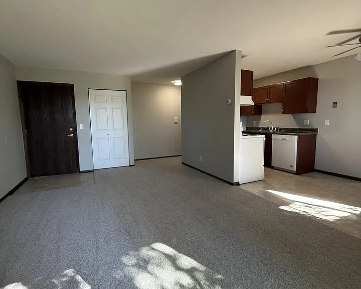 Evergreen East Apartments — Photo 5