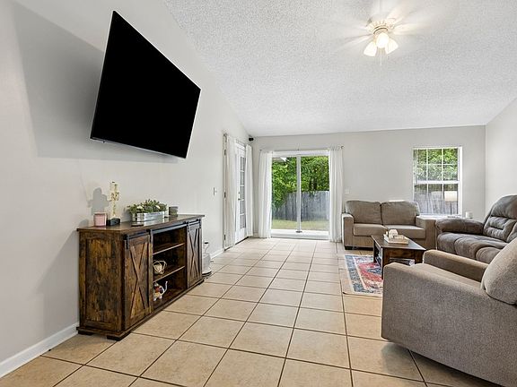 5th image of 221 Chestnut Ct