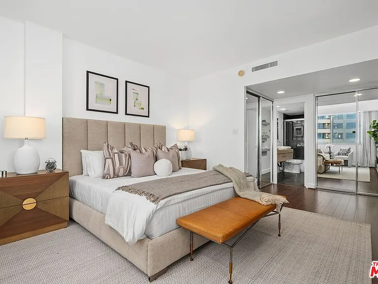 10433 Wilshire Blvd #602 — Photo 11