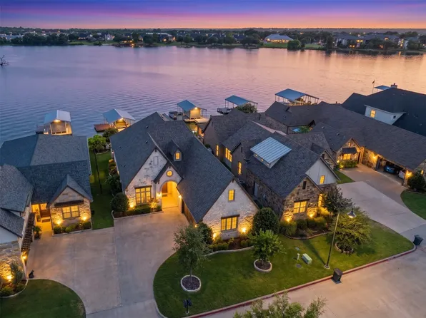 904 Waterpoint Ct E, Granbury, TX 76048