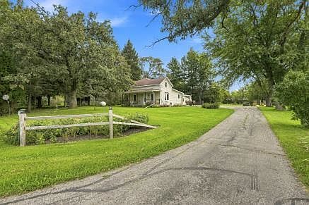 2nd image of 882 Taylor Ln