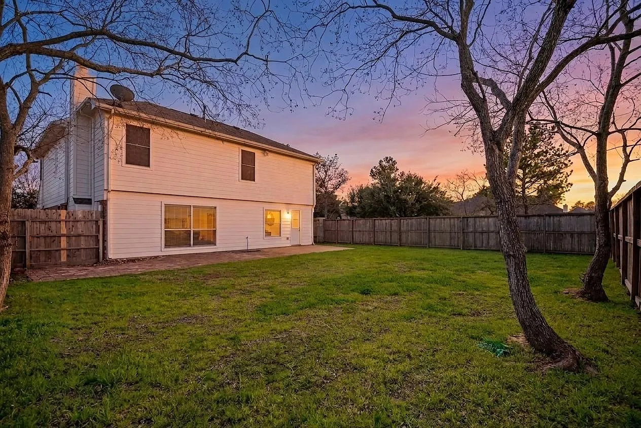 4 bed, 2.5 bath, 2108 sqft, $2,400 — Photo 2